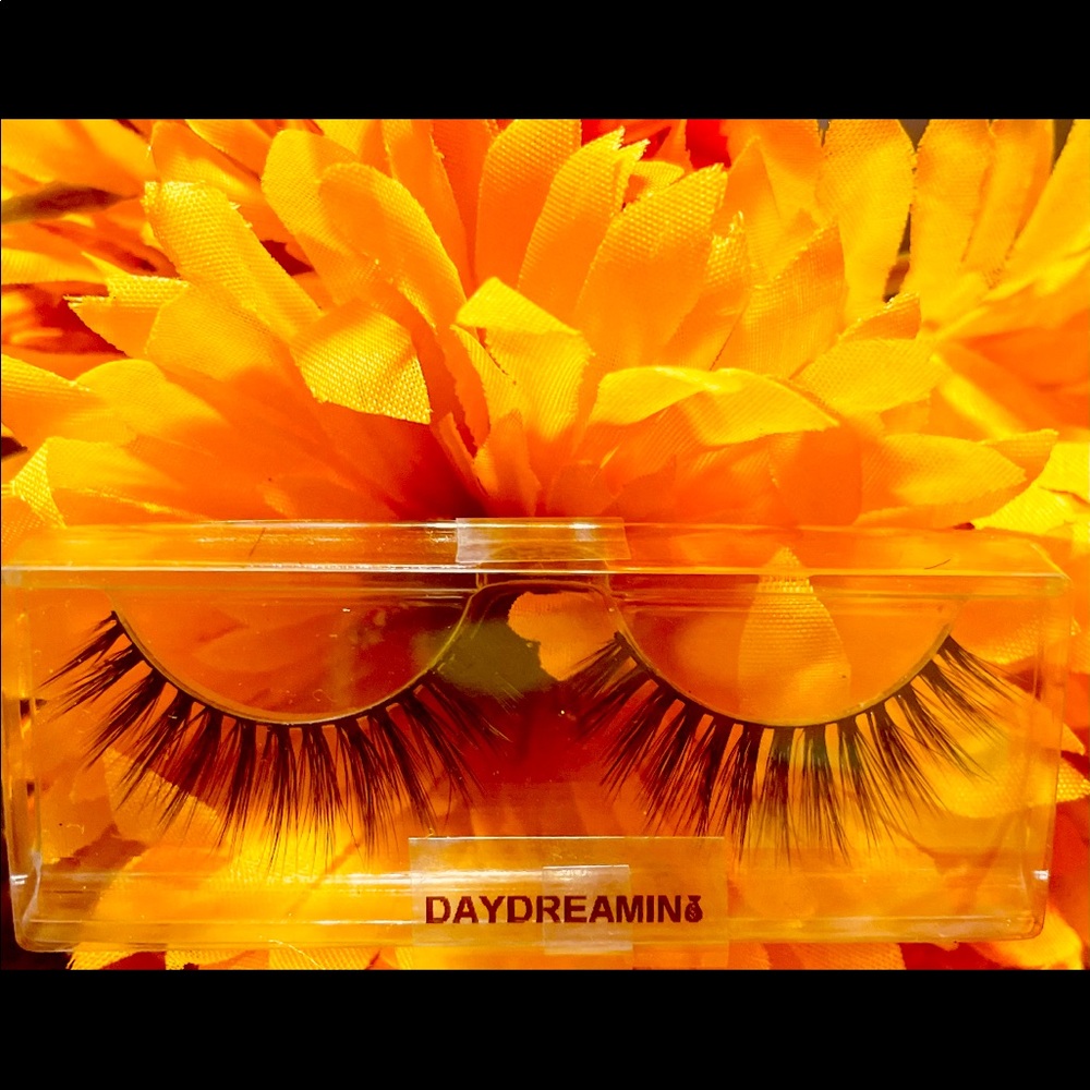 3D mink lashes (natural to medium) in the style “Daydreamin”